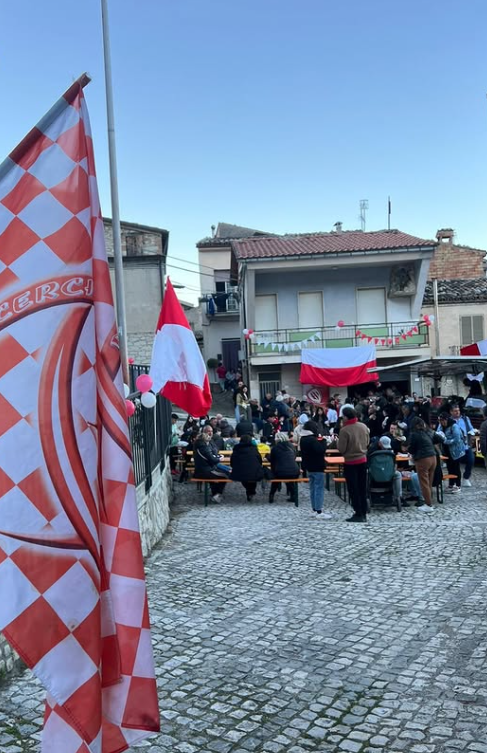 Gente in piazza a Cerchiara